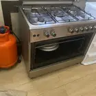 فرن مكسور الباب والباب موجود