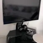 طاولة و تلفزيون سامسونج مستعمل وممتاز