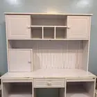 مكتب أبيض كبير مع وحدات تخزين   يصلح دراسة أو عمل