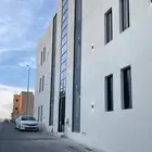 غرفة جديدة مفروشة مع دورة مياه