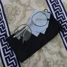 نظارة شفافة اول ما تطلع في الشمس تظلل لحالها