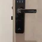 فني تركيب القفل الذكي