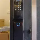 فني تركيب القفل الذكي