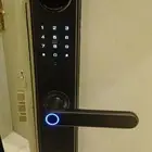 فني تركيب القفل الذكي