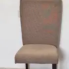 طاولة طعام وكرسيين معها وتسريحه وشاشة LED