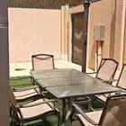مظله مع طاولة وكراسي