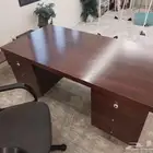 مكتب تنفيذي مع كرسي