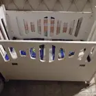 سرير أطفال نظيف جدا بمرتبته لم يستخدم