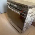 فرن إيطالي نظيف جدا  ولا يحتاج له شي ابدا