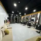 صالون حلاقه رجالي للتقبيل بكامل اغراضه