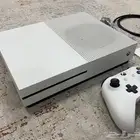 اكس بوكس ون نضيف ب 650 ريال يجي معاه قير و شريط سيارات