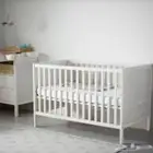 سرير اطفال مع مرتبته من ايكيا
