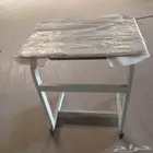 كراسي وطاولات مدرسية