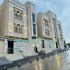 للبيع شقة نظام دور مع سطح خاص 6غرف وصاله حي الإسكان