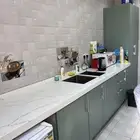 مطبخ مع خزائن وطاوله مع 4 كراسي