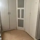 دولاب نظيف وجديد ومن دال زاويه وتكفي كلشي ومعه كراسي ثنين