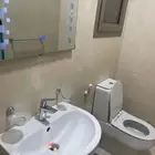 كرسي حمام ومغسله بي اكسسوارتهم. كامله