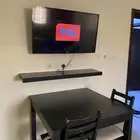 تلفزيون وطاوله طعام