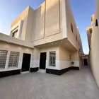 فيلا دور وثلاث شقق حي طويق