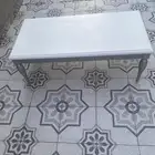 طاولة كنب خشب للبيع اللون ابيض والاطراف محدده بالون السلفر