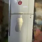 ثلاجه كبيره وواسعه ومافيها اي خراب   وتبريدها مرا ممتاز