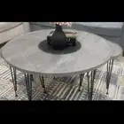 طاولة مع خدمات مع مدخل