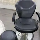 كرسي يستخدم للحلاقين اومشاغل الكوفيره