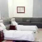 غرفة بسريرين مع حمام ومدخل خاص