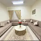 كنب مع طاولات و سجاده