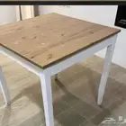 طاولة وكراسي