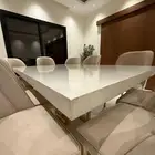 طاولة طعام مع بوفيه