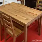 طاولة خشبيه بأربع كراسي