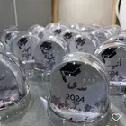 بلورات ثلجية وأكواب تخرج