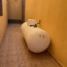 خزان غاز 1000 لتر بحالة ممتازة فيه غاز نصف