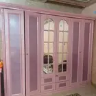 دولاب ملابس زرهي اللون فيه ثلاث تقسيمات كبير