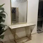 طاوله ومرايه