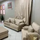 كنب مع طاولات مع ستارة