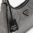 شنط نسائية وصحون تقديم