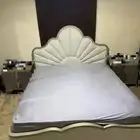سرير مع طراحه من ميداس نظيفه جدا  جدا