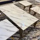 طاولة كبيرة مع طاولات خدمة و طاولة استقبال جميعها رخام