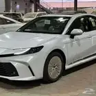 كامري2025 أييض لؤلؤي LE فتحة سقف بنزين( بأقل الأسعار)
