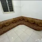 كنب ارضي ب7 مخدات وموكويت وسجاده صغيره