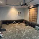 كنب ظهر وفرشة رمادي ودولاب شاشة