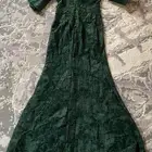 فستان اخضر ضيق بخامه ثقيله وخرز
