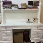 مكتب خشب ابيض حالته ممتازة سبب البيع عدم الحاجة