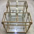 طاولة بلون ذهبي