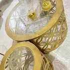 طاولات نظيفه ومعها طاولتين خدمه