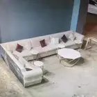 يوجد كنب حرف L مع الطاولات