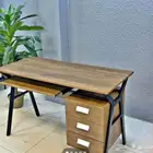 مكتب مصمم بشكل أنيق بأحجام مختلفة