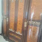 غرفه نوم سريرين وكمودينات وتسريحه ودولاب